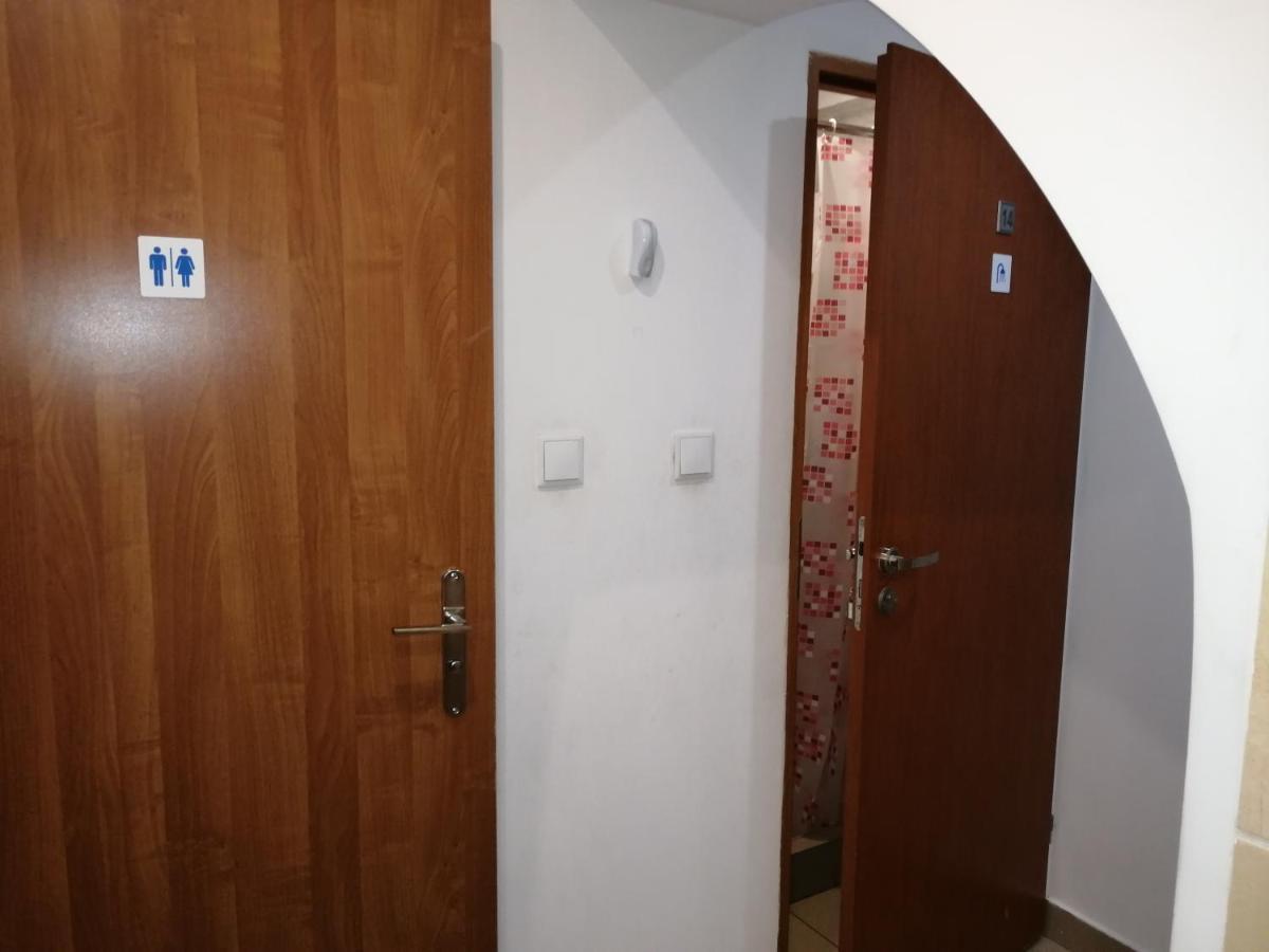 Hostel Gliwice Centrum Parking ภายนอก รูปภาพ